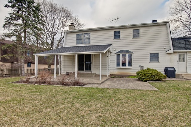 601 West Golf Road Libertyville, IL 60048 - Photo 27 of 27 front view of a house with a yard