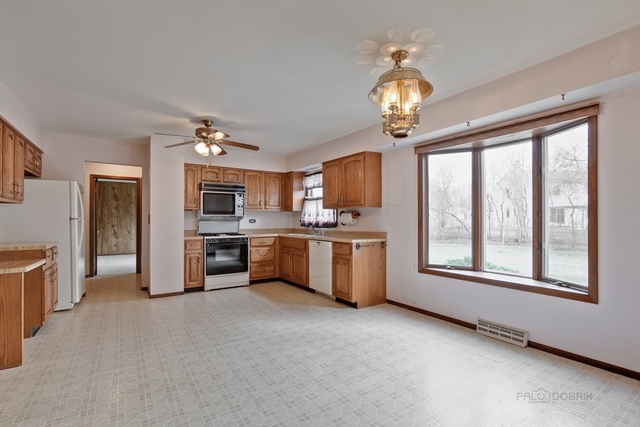 601 West Golf Road Libertyville, IL 60048 - Photo 8 of 27 a large kitchen with cabinets and stainless steel appliances