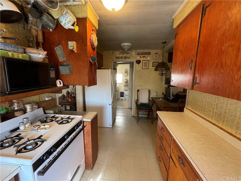 8485 Morro Road Atascadero, CA 93422 - Photo 18 of 36 a living room with furniture and a flat screen tv