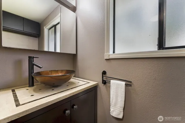 $1,100,000 | 715 Sunrise Place Southwest, Issaquah, WA 98027