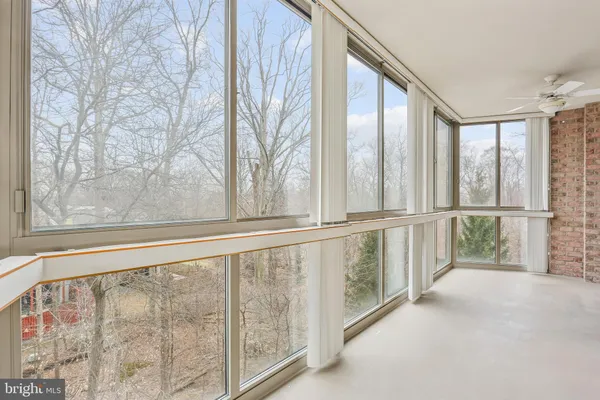 a view of an entryway with sky from window
