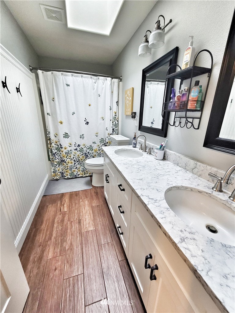 317 Grasseth Poston Road Longview, WA 98632 - Photo 13 of 36 a spacious bathroom with double vanity and a bathtub