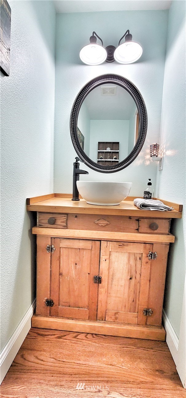 317 Grasseth Poston Road Longview, WA 98632 - Photo 25 of 36 a bathroom with a sink and mirror