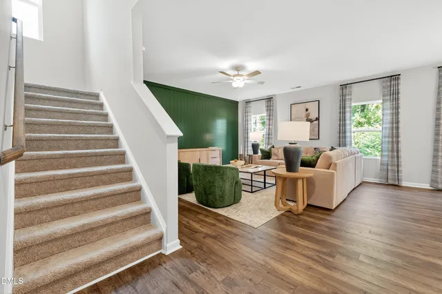 a picture of a book shelf