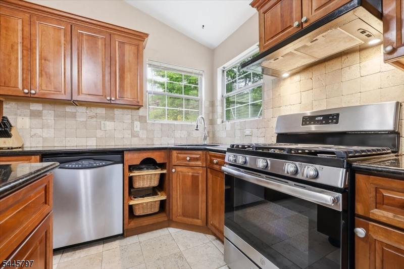 246 Long Meadow Road Bedminster, NJ 07921 - Photo 7 of 36