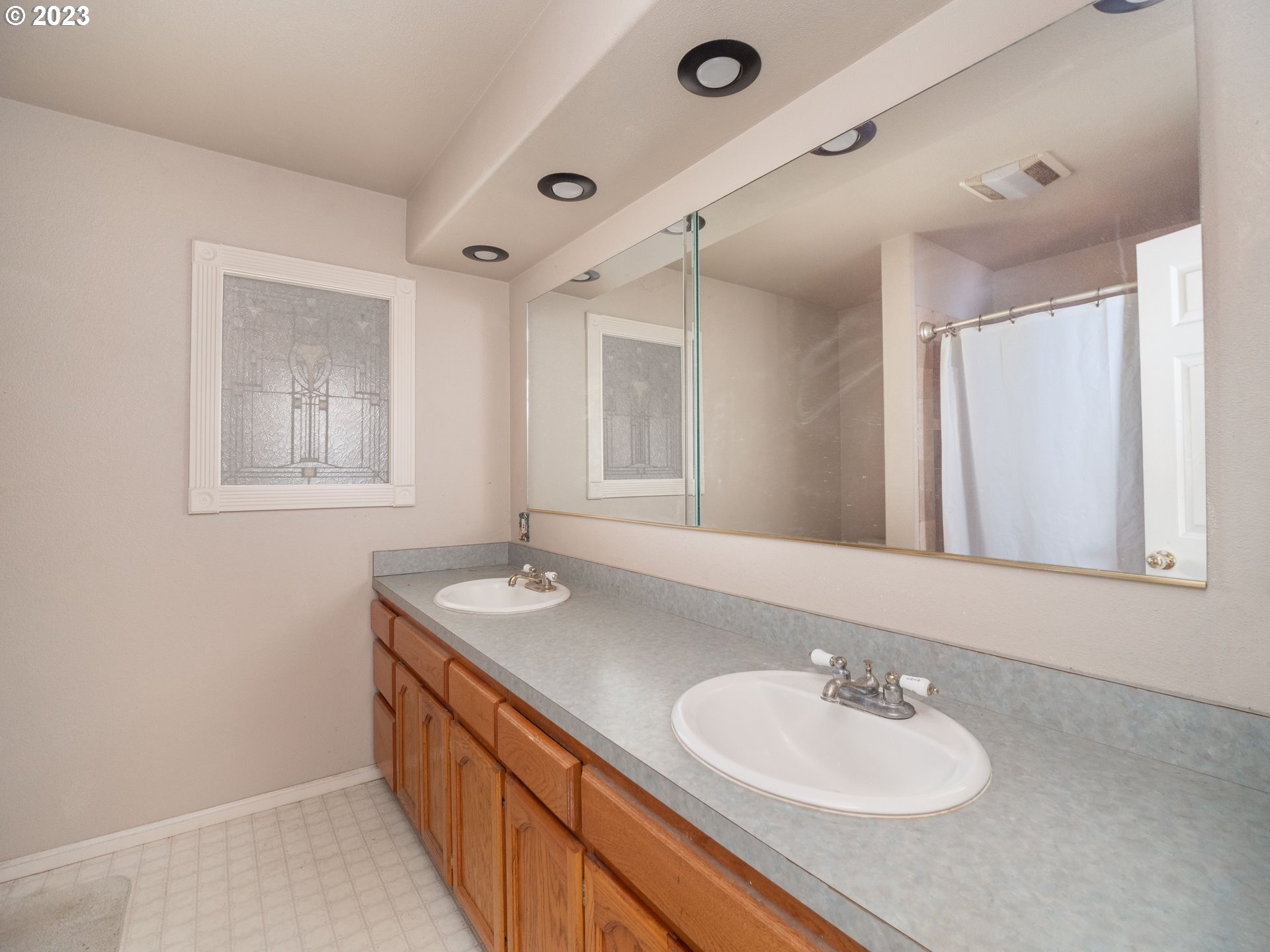 3020 Fisher Road Roseburg, OR 97471 - Photo 13 of 48 Bathroom