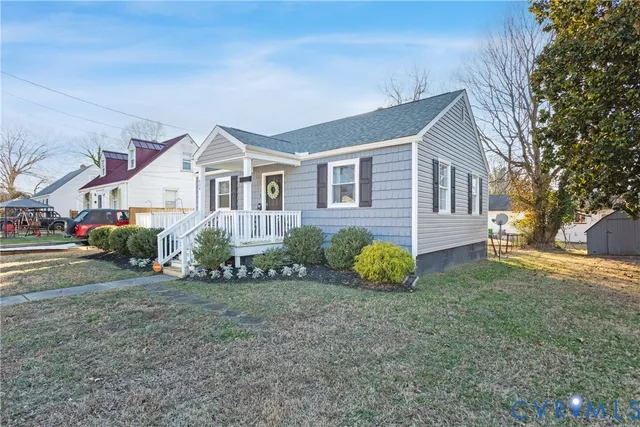a view of a house with a yard