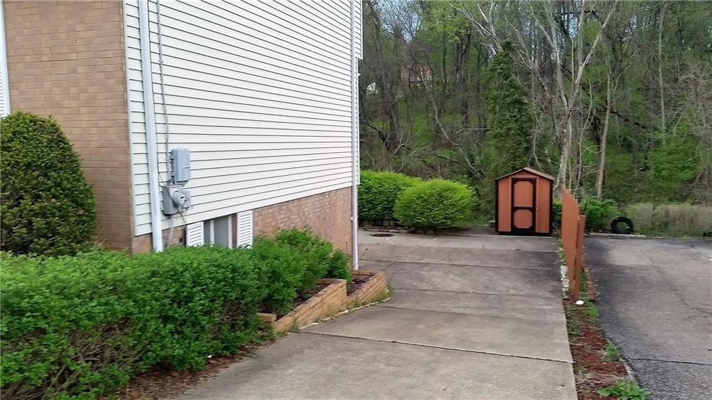 120 Rangley Drive Pittsburgh, PA 15209 - Photo 16 of 18 Driveway.