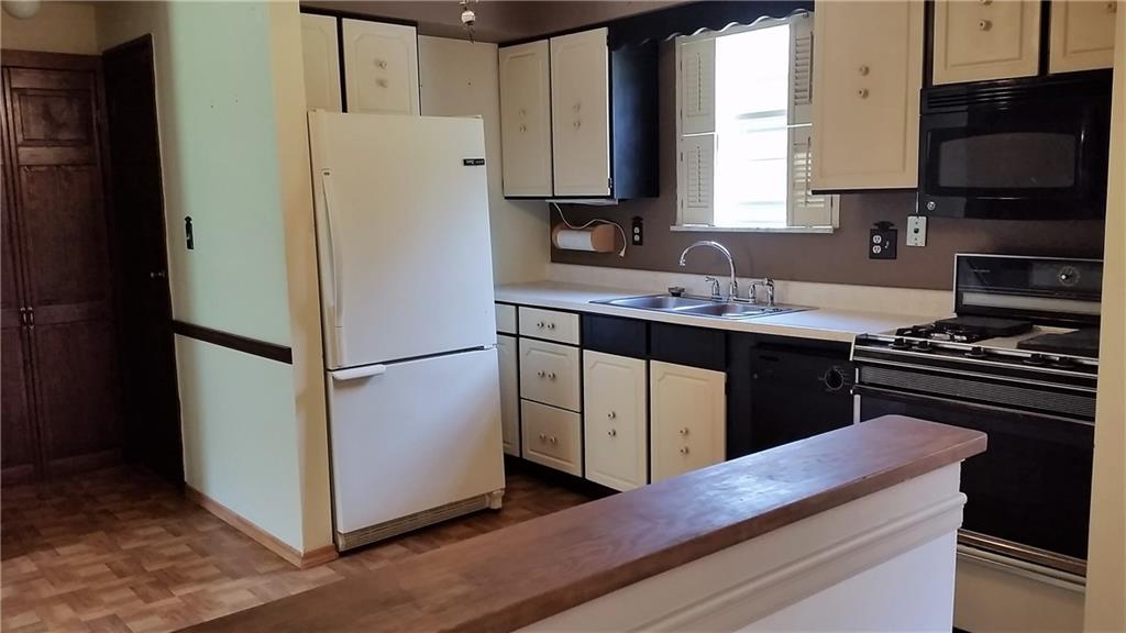 Kitchen (powder room behind kitchen)