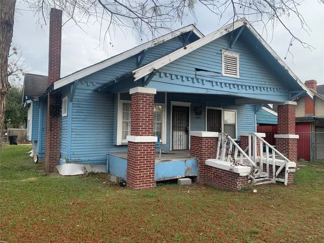 a view of a house with backyard and porch