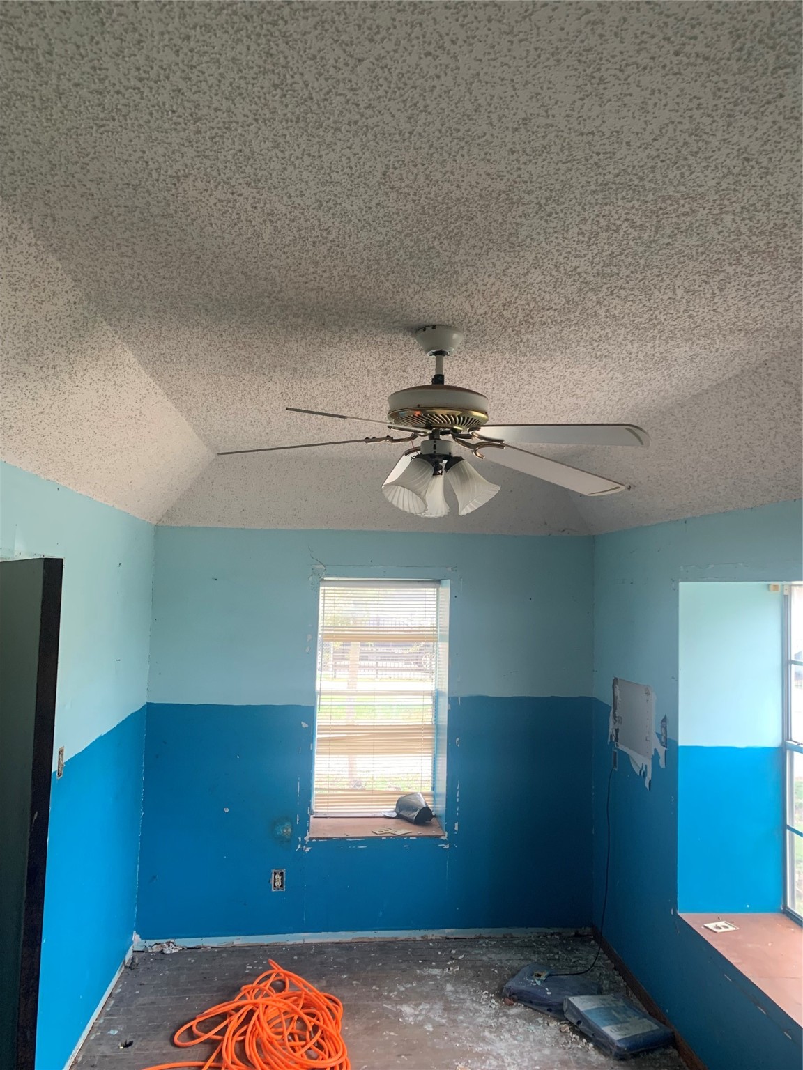 5001 Sherman Street Houston, TX 77011 - Photo 13 of 23 a bedroom with a bed and a window