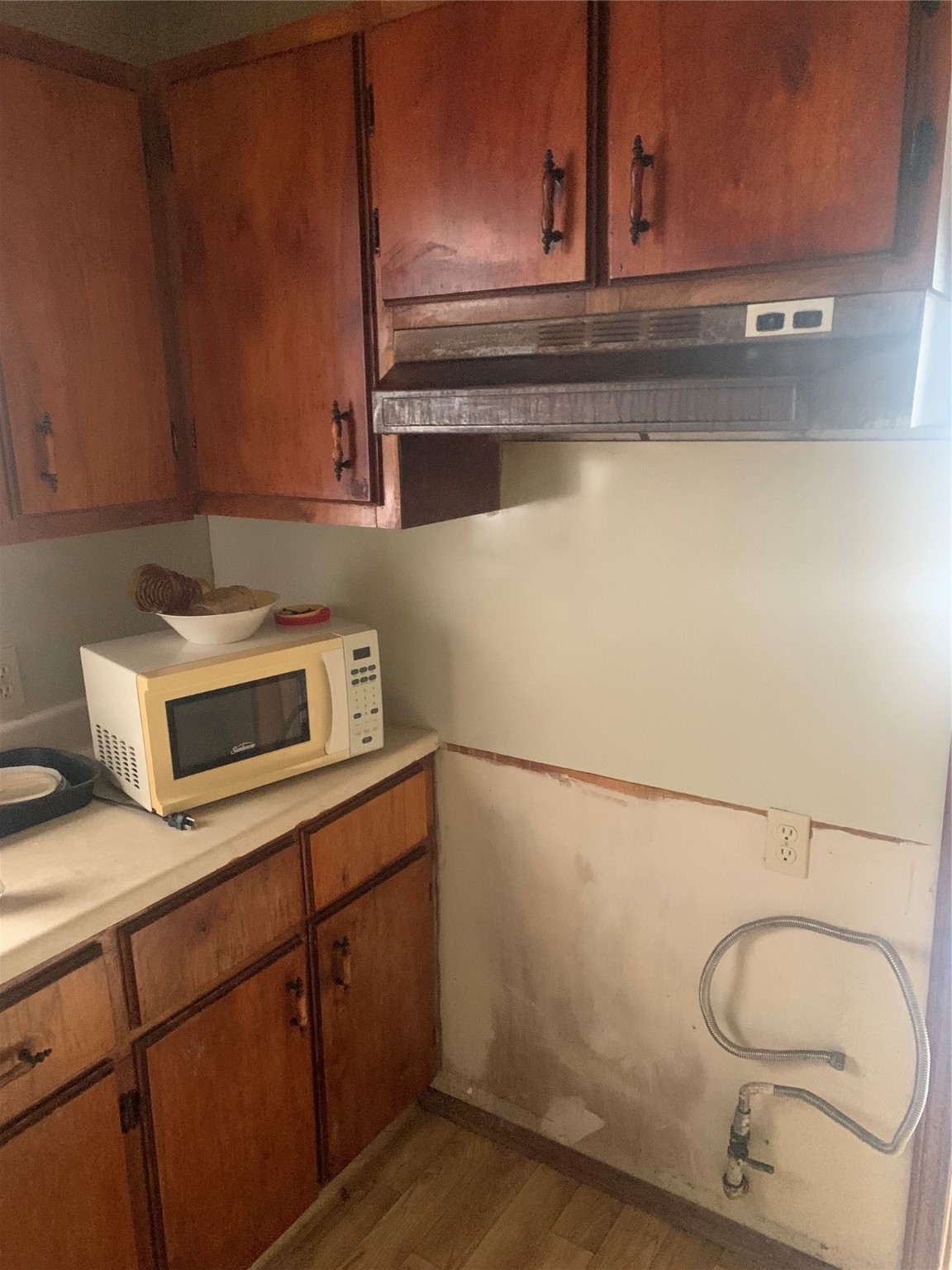 5001 Sherman Street Houston, TX 77011 - Photo 16 of 23 a kitchen with a sink and a microwave