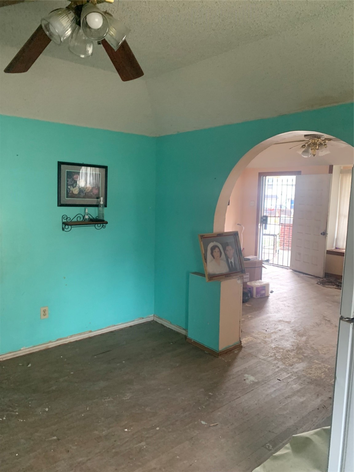 5001 Sherman Street Houston, TX 77011 - Photo 17 of 23 an empty room with windows and fireplace
