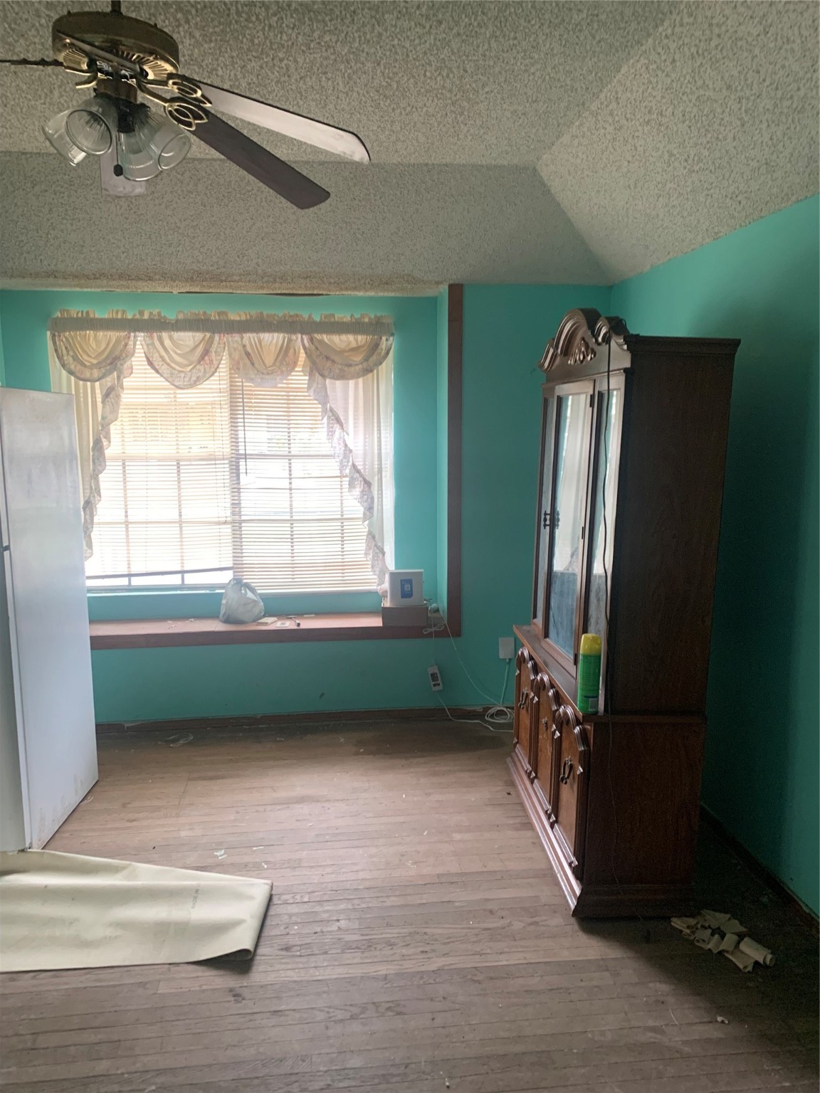 5001 Sherman Street Houston, TX 77011 - Photo 18 of 23 a view of livingroom with furniture and a large window