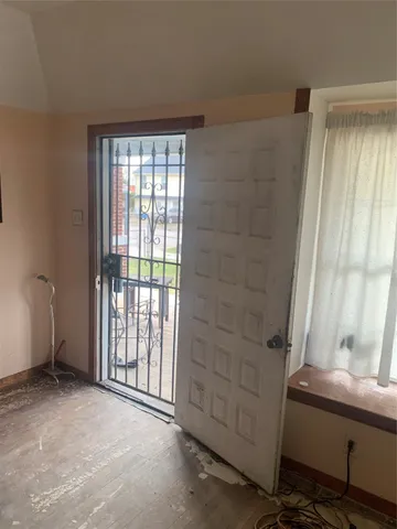 a view of a livingroom with furniture