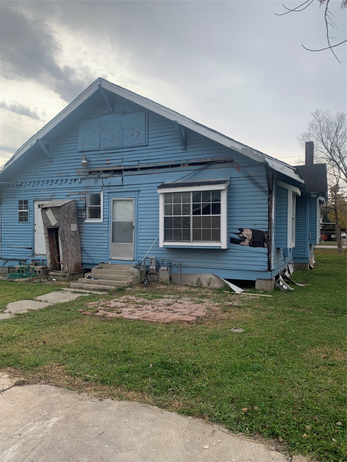 5001 Sherman Street Houston, TX 77011 - Photo 5 of 23 a front view of a house with a yard