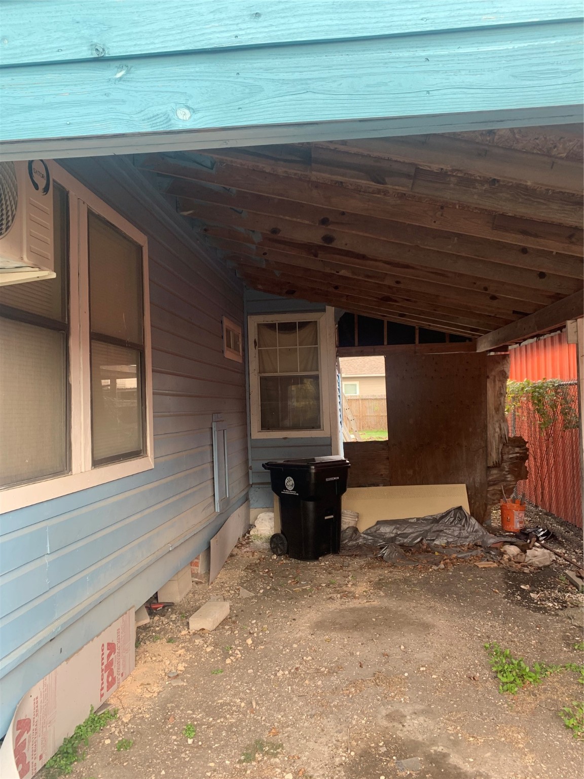 5001 Sherman Street Houston, TX 77011 - Photo 8 of 23 a view of a car garage