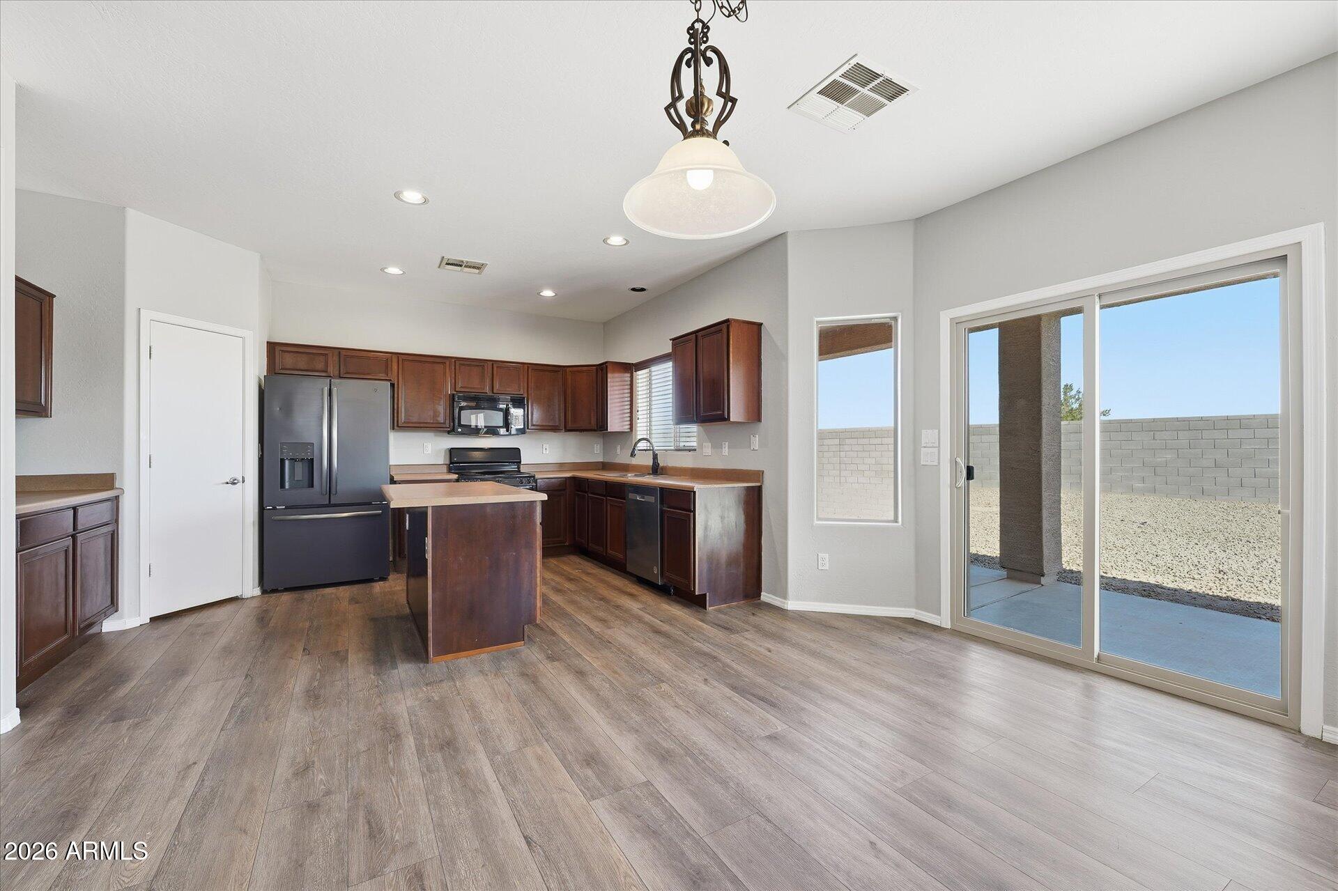 9934 East Hay Loft Road Florence, AZ 85132 - Photo 4 of 38 07-007-kitchen
