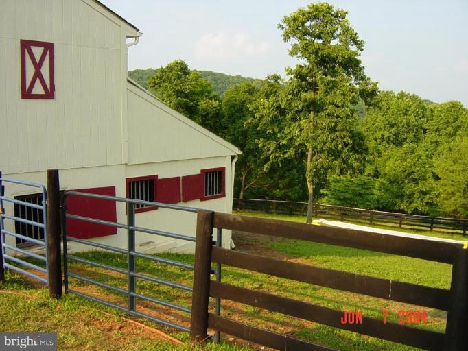 5282 Pond Mountain Road Broad Run, VA 20137 - Photo 11 of 30 Bank Barn offers easy access for farrier & hay!