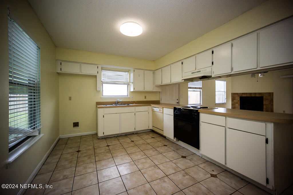 8992 Ivey Road Jacksonville, FL 32216 - Photo 12 of 29 Kitchen View 2