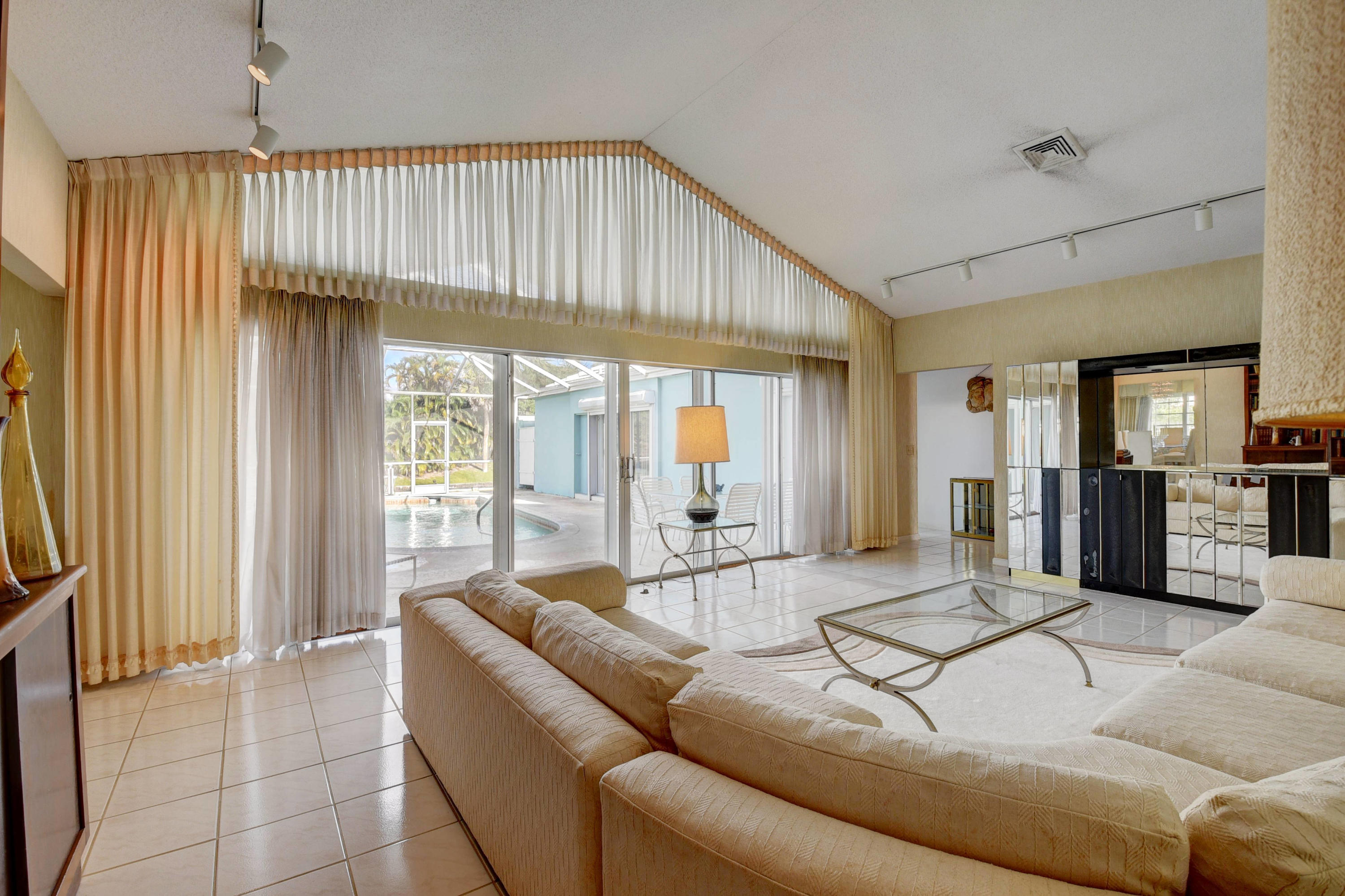 1120 Mulberry Way Boca Raton, FL 33486 - Photo 5 of 40 Living Room