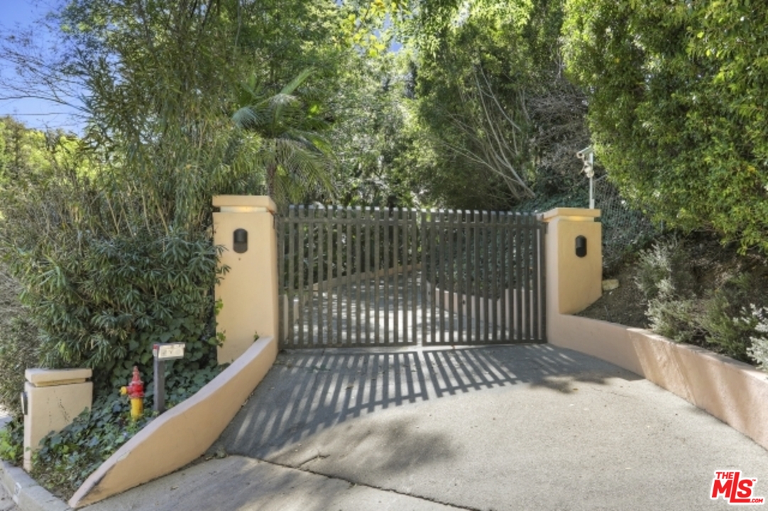 2841 Hutton Drive Beverly Hills, CA 90210 - Photo 2 of 43