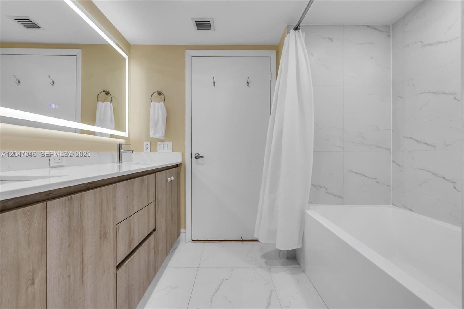 41 Southeast 5th Street, Unit 908 Miami, FL 33131 - Photo 10 of 26