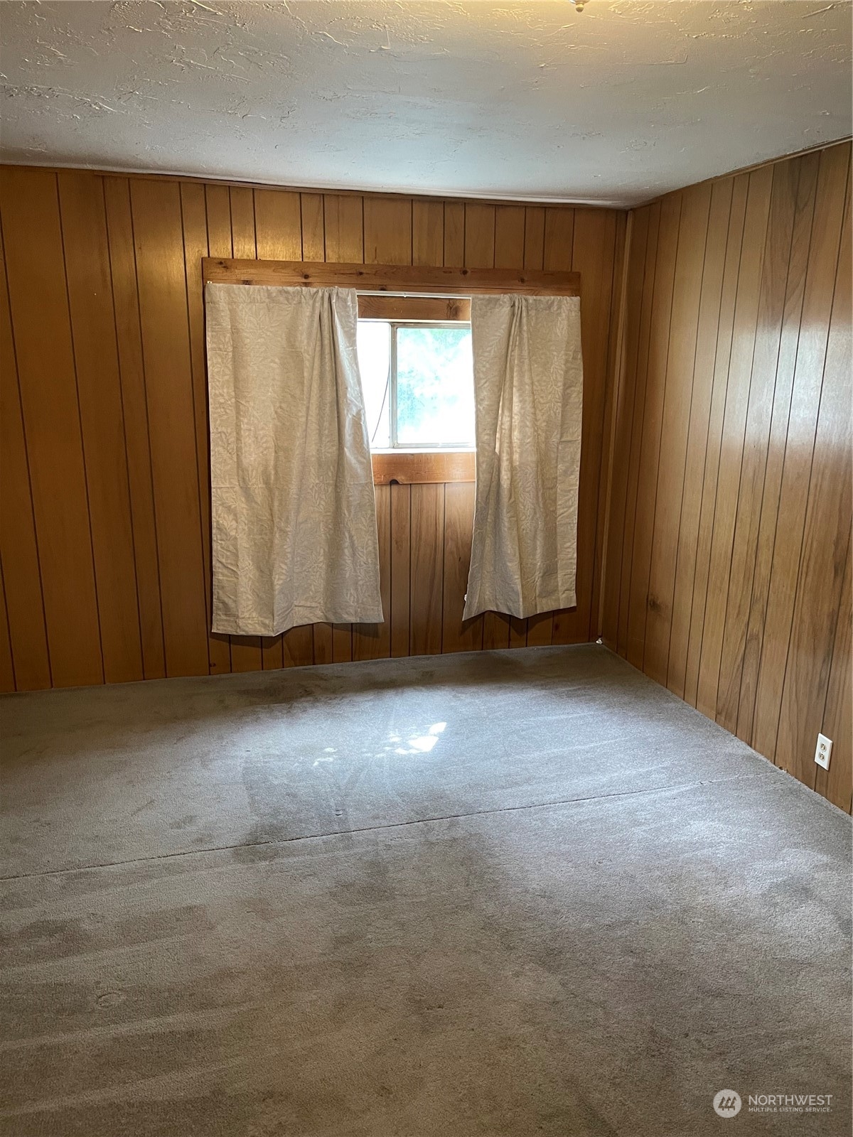 206 North Main Street Riverside, WA 98849 - Photo 9 of 22 an empty room with windows