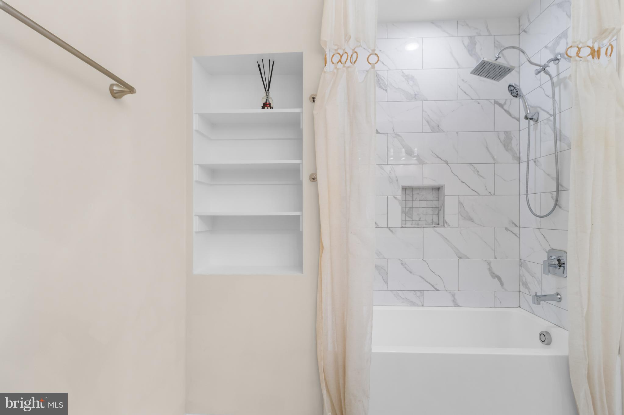 2405 Naylor Road Southeast Washington, DC 20020 - Photo 10 of 23 a bathroom with a bathtub