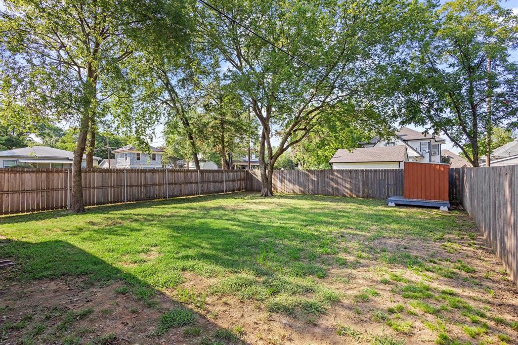 1031 West Gandy Street Denison, TX 75020 - Photo 29 of 33 Large back yard