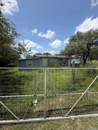 $99,000 | 904 Pine Street, Floresville, TX 78114