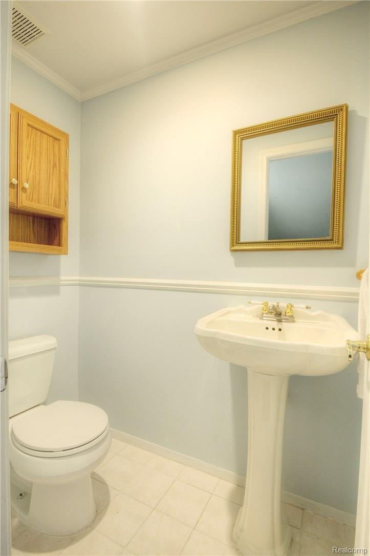 7398 Kingsbridge Road Canton, MI 48187 - Photo 20 of 47 21 Lav.jpg