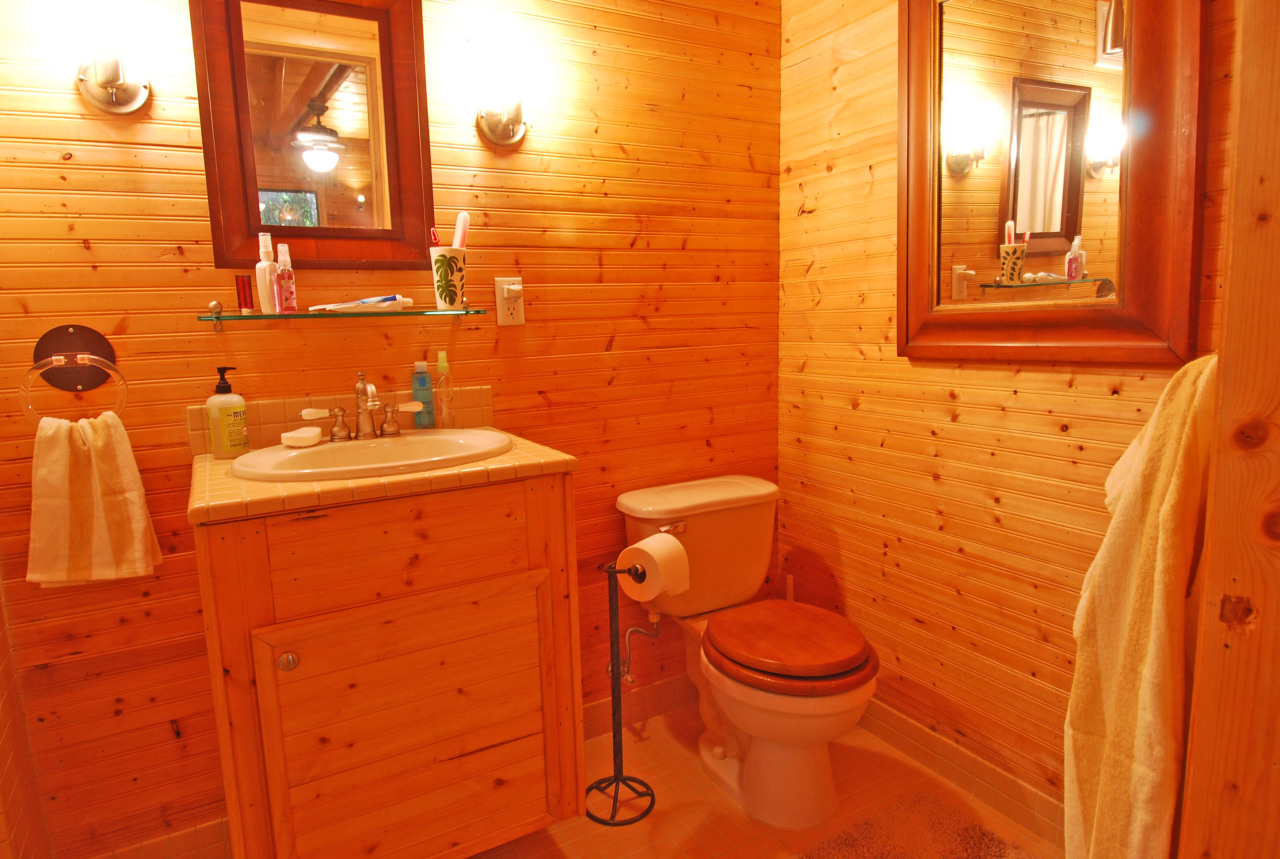 19 Dolphin Road Key Largo, FL 33037 - Photo 22 of 25 2 Studio Bathroom