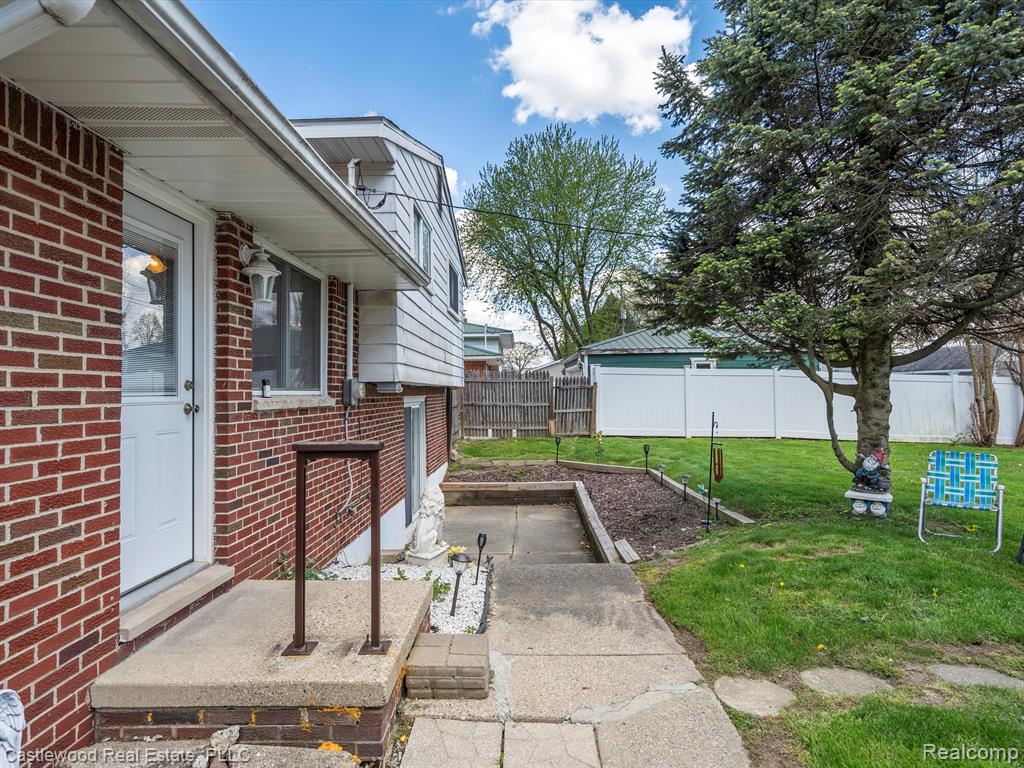 905 North Road Fenton, MI 48430 - Photo 6 of 23