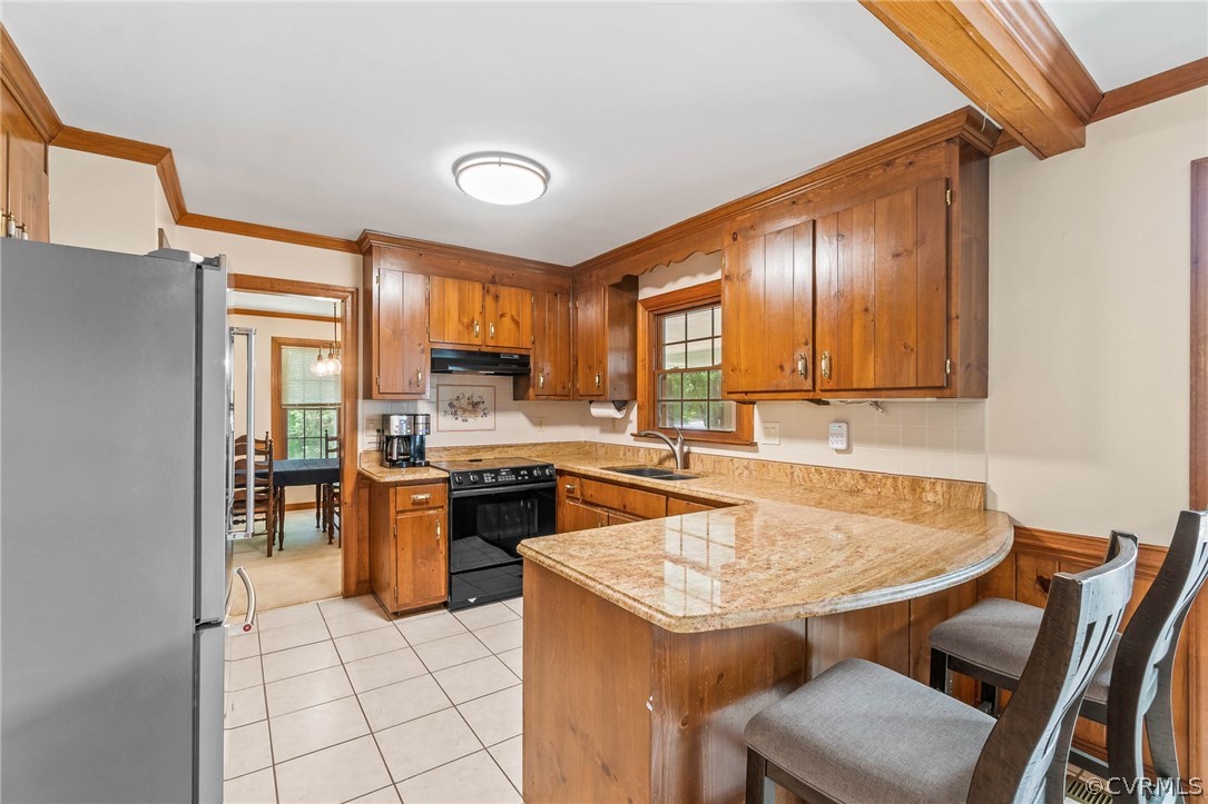 2801 Fairgate Road Midlothian, VA 23112 - Photo 5 of 49 a kitchen with a stove a sink and a refrigerator