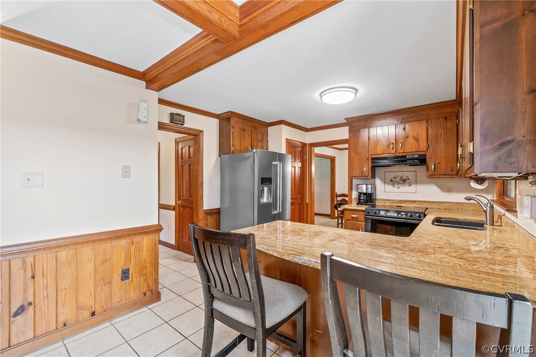 2801 Fairgate Road Midlothian, VA 23112 - Photo 6 of 49 a kitchen with granite countertop a table chairs stove and refrigerator