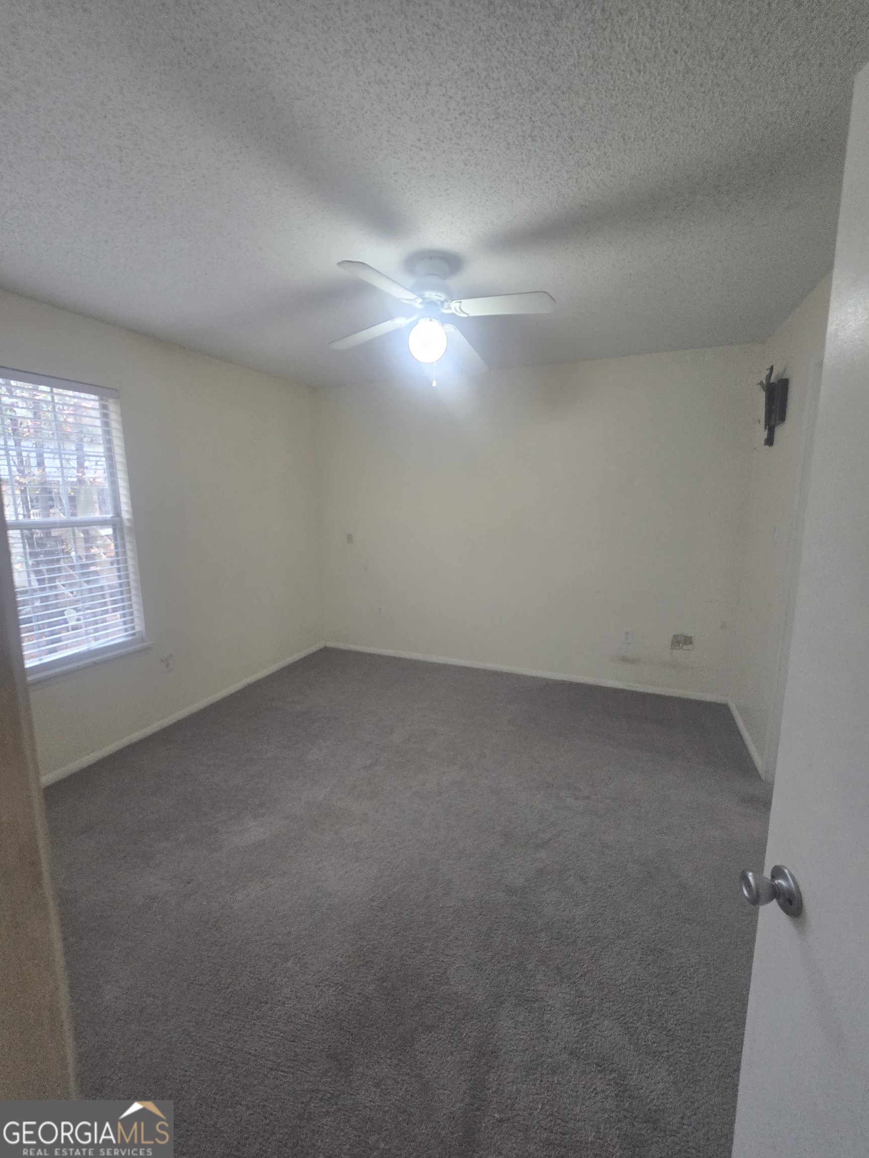 401 North Cromwell Road, Unit Q7 Savannah, GA 31410 - Photo 17 of 21 an empty room with a ceiling fan and window