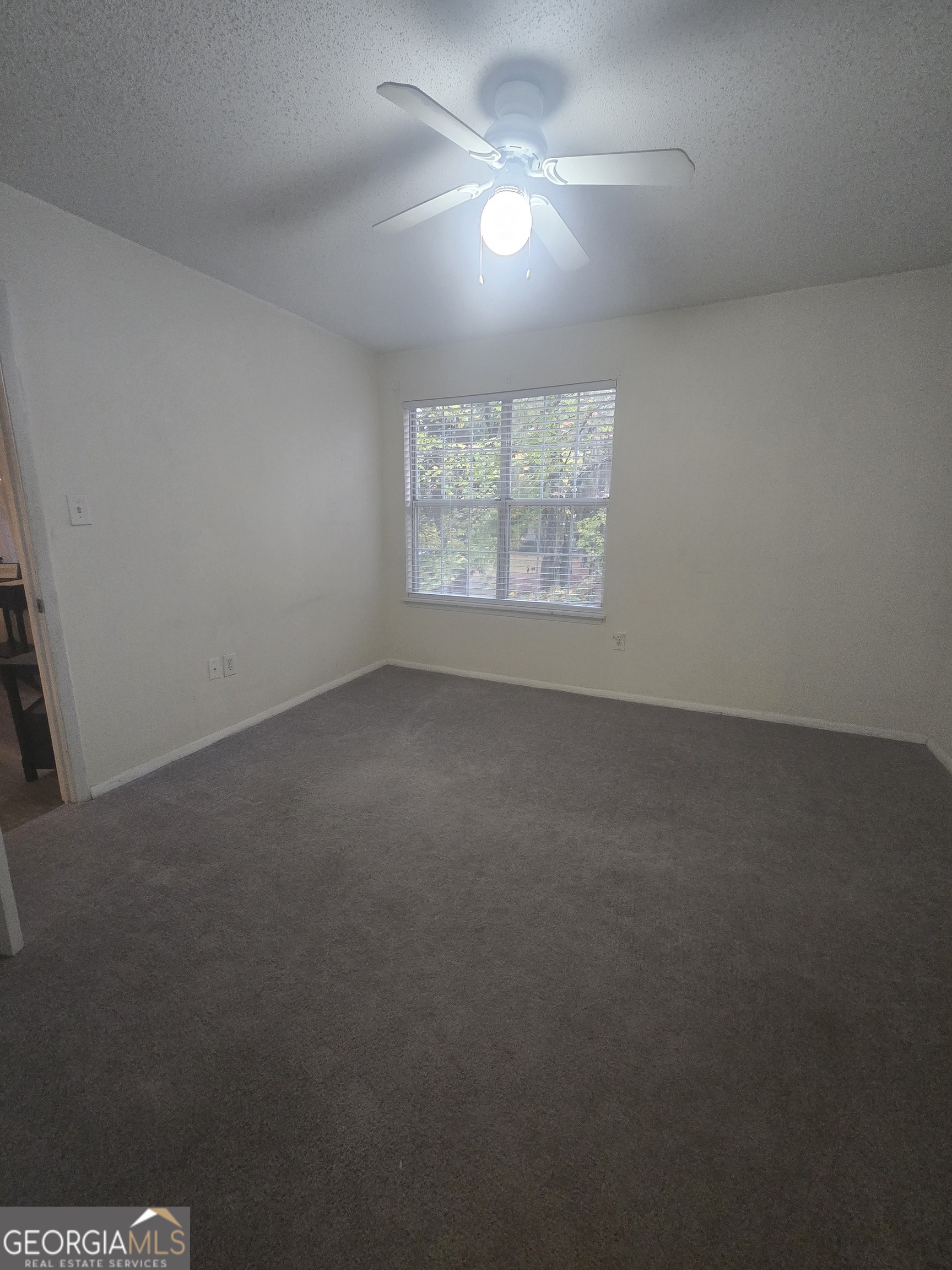 401 North Cromwell Road, Unit Q7 Savannah, GA 31410 - Photo 19 of 21 an empty room with a window