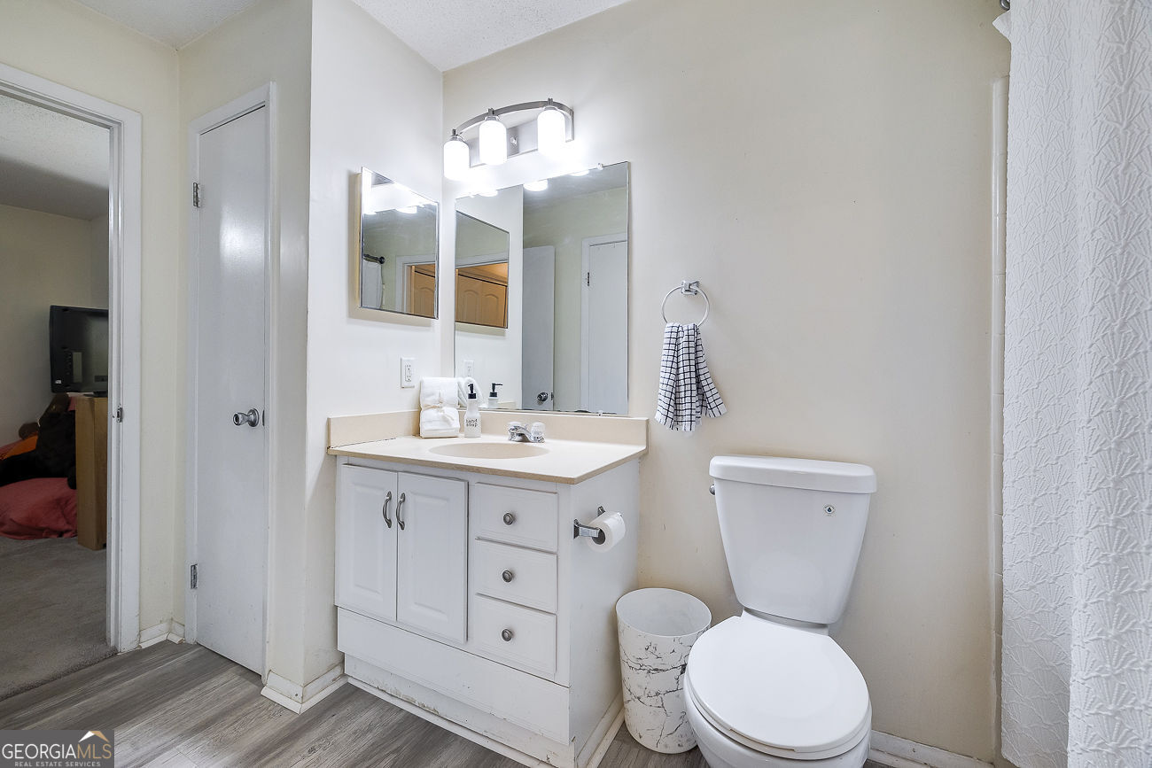 401 North Cromwell Road, Unit Q7 Savannah, GA 31410 - Photo 20 of 21 a bathroom with a toilet sink and mirror