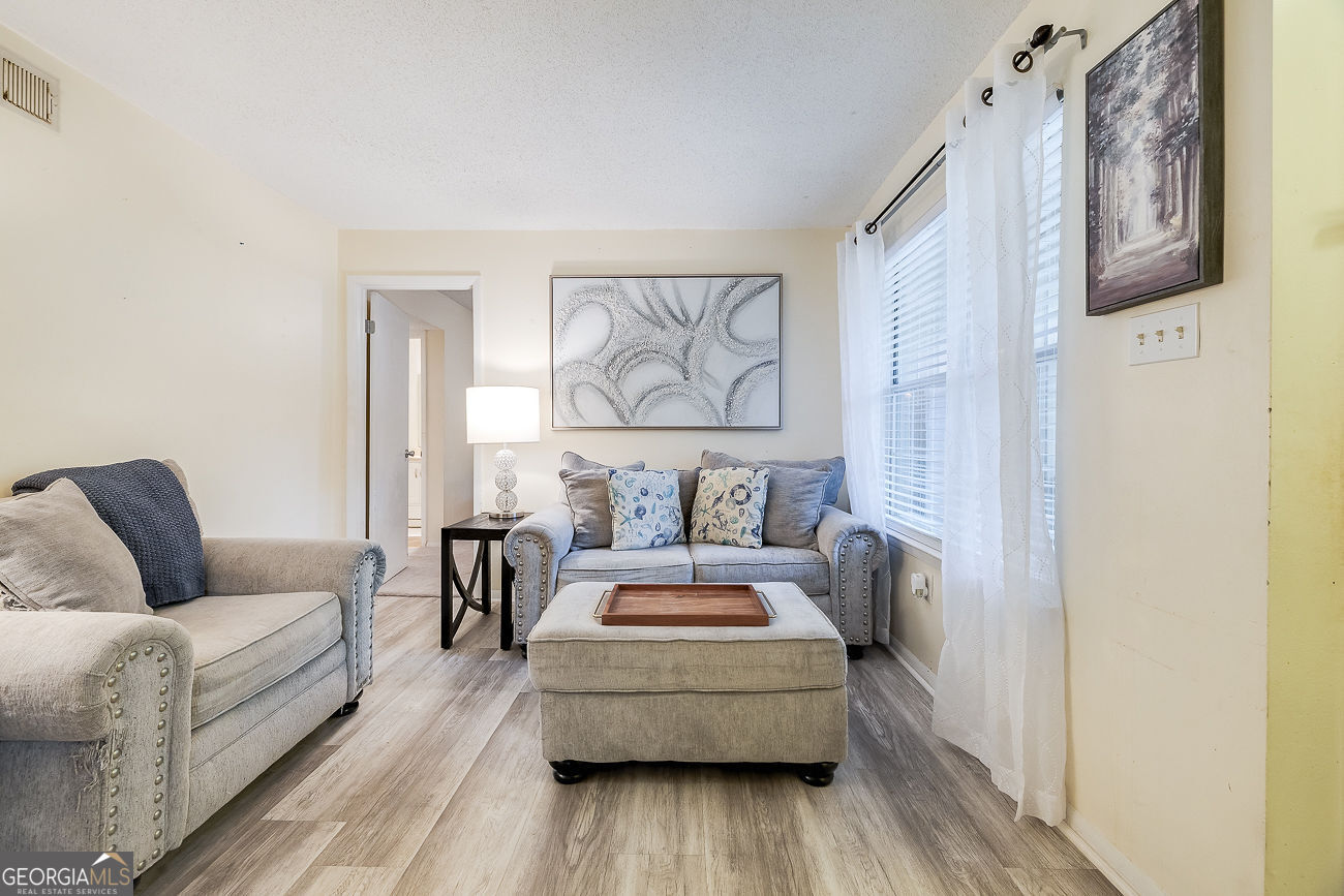 401 North Cromwell Road, Unit Q7 Savannah, GA 31410 - Photo 5 of 21 a living room with furniture and a wooden floor