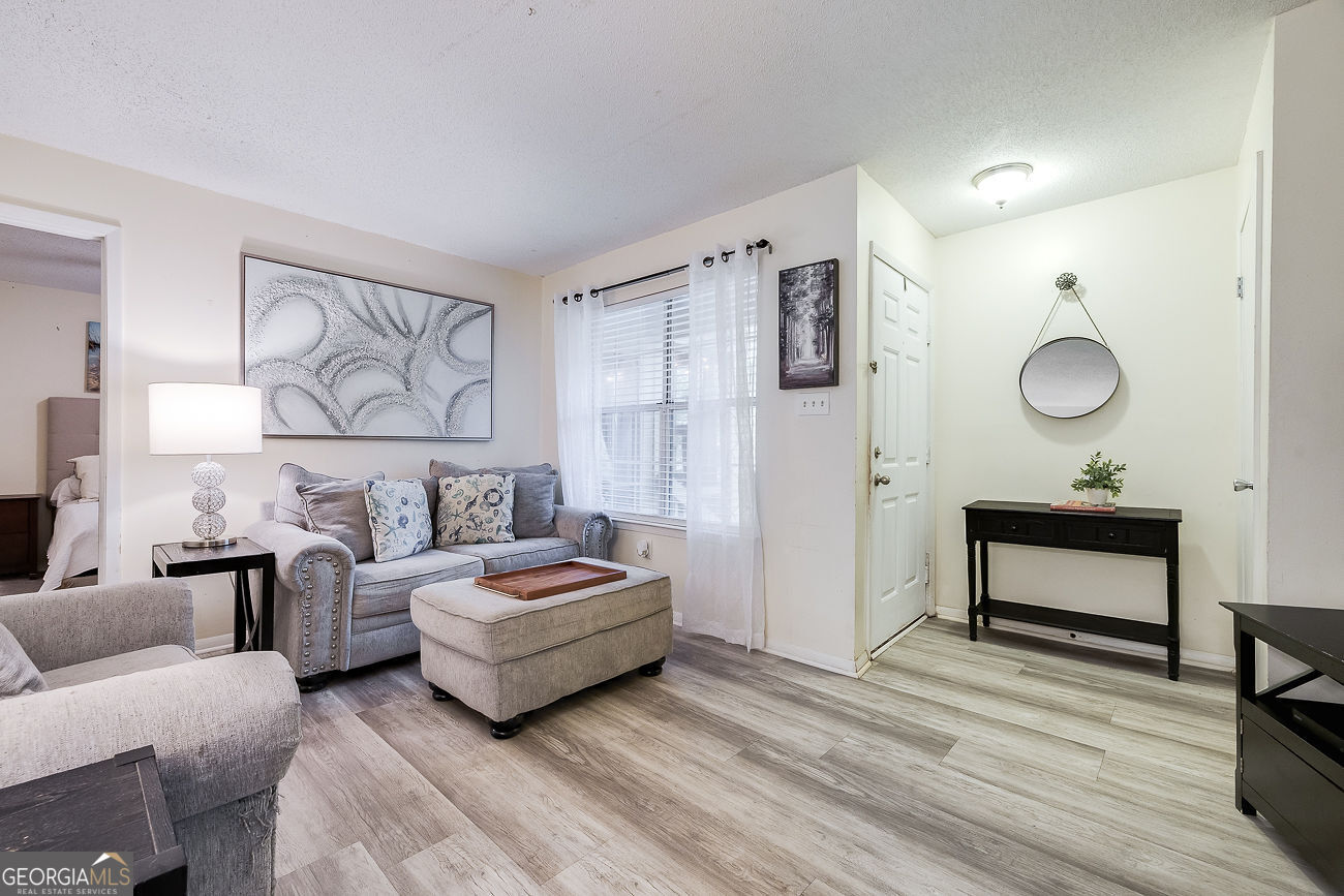 401 North Cromwell Road, Unit Q7 Savannah, GA 31410 - Photo 8 of 21 a living room with furniture and a wooden floor