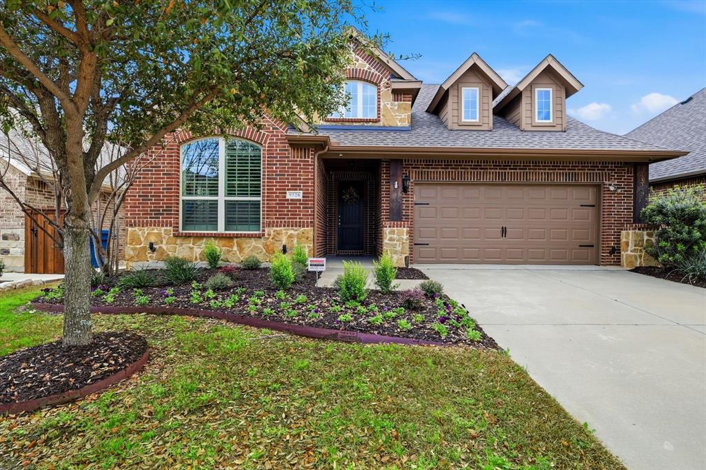 Gorgeous new curb appeal with large clean entry way into home!