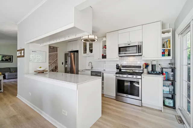 $430,000 | 484 Chatham Circle, Buffalo Grove, IL 60089