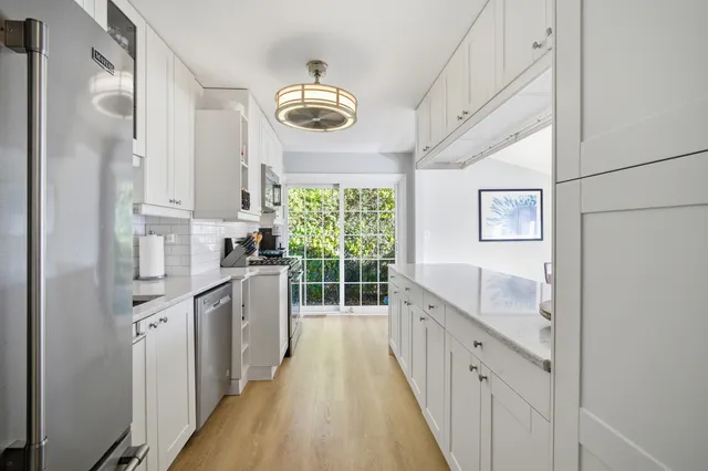 $430,000 | 484 Chatham Circle, Buffalo Grove, IL 60089