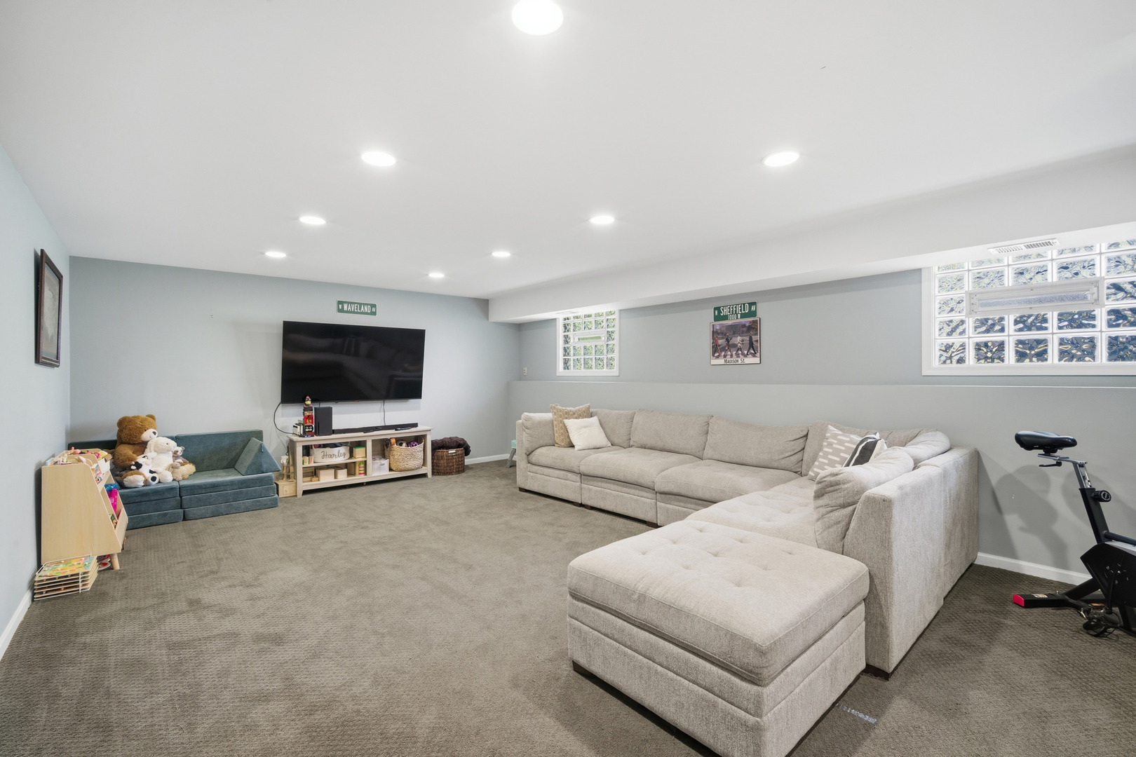484 Chatham Circle Buffalo Grove, IL 60089 - Photo 20 of 28 a living room with furniture and a flat screen tv