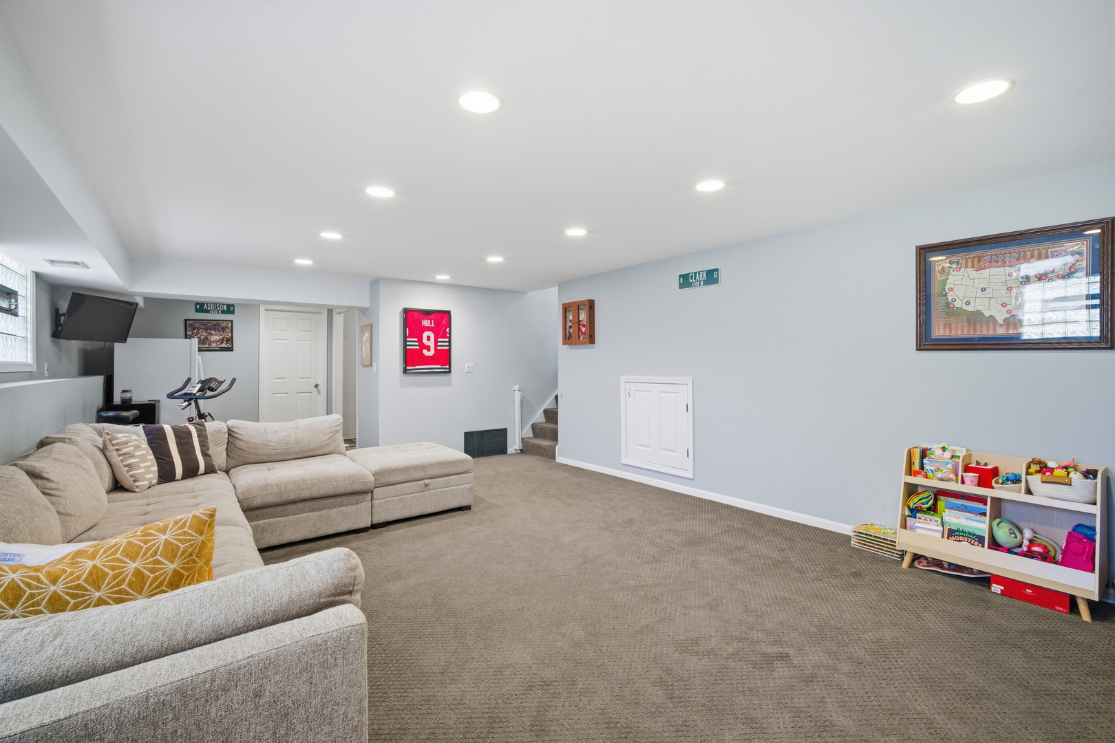 484 Chatham Circle Buffalo Grove, IL 60089 - Photo 21 of 28 a living room with furniture and a bookshelf