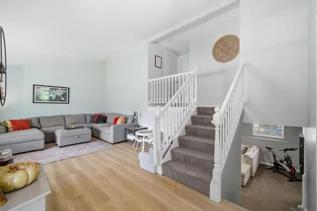 $430,000 | 484 Chatham Circle, Buffalo Grove, IL 60089