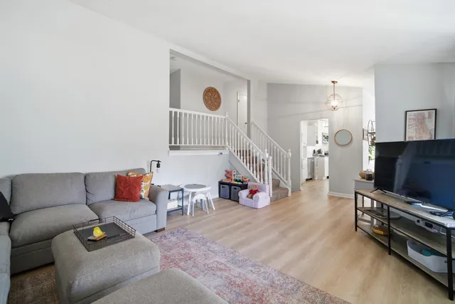 $430,000 | 484 Chatham Circle, Buffalo Grove, IL 60089