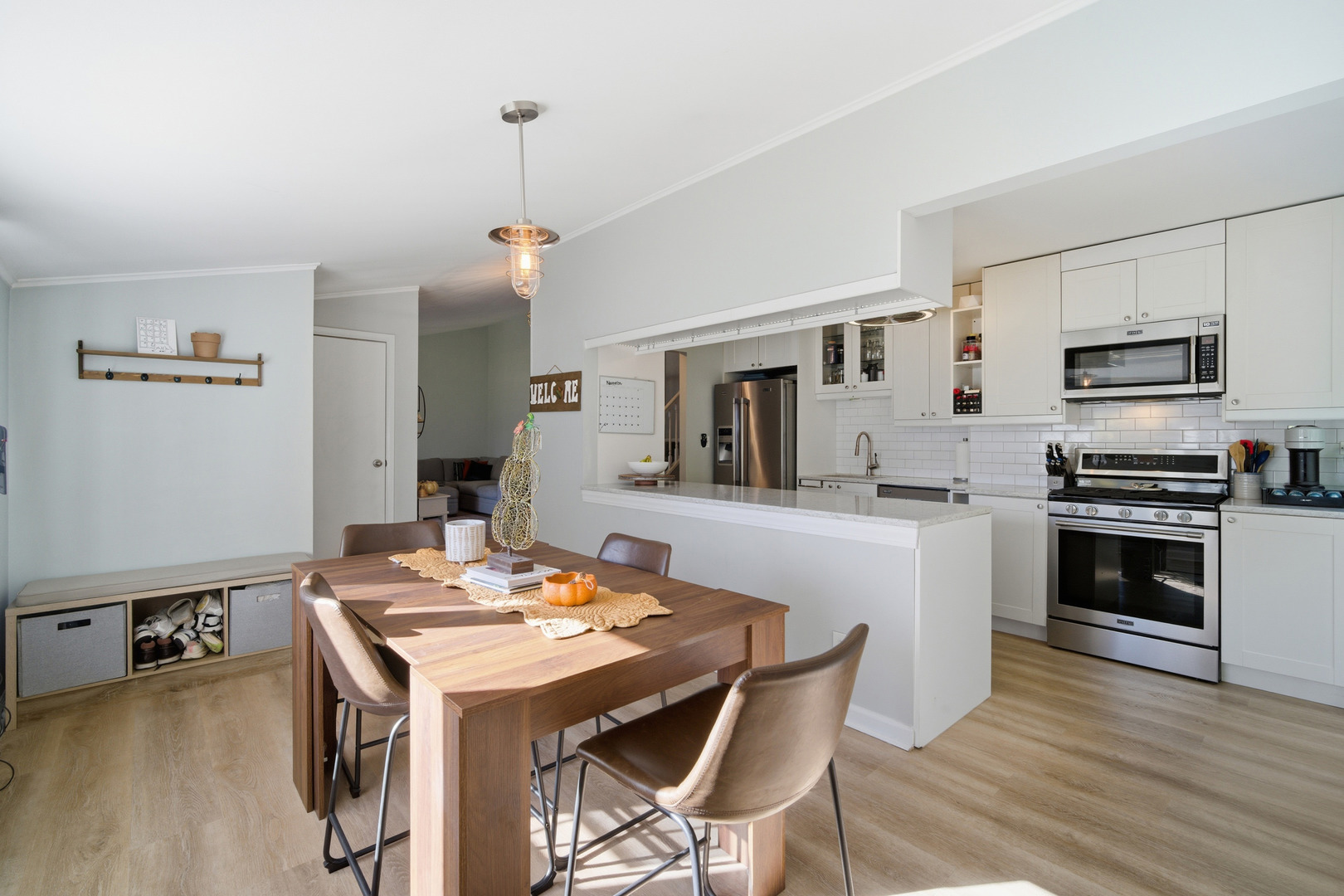 484 Chatham Circle Buffalo Grove, IL 60089 - Photo 7 of 28 a kitchen with a stove a sink and a refrigerator