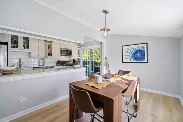 $430,000 | 484 Chatham Circle, Buffalo Grove, IL 60089